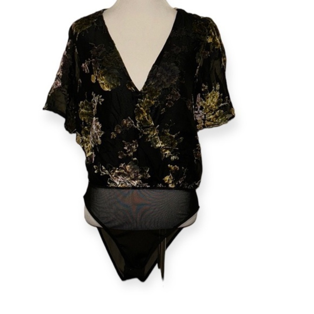 Astr the label women’s medium Eliza floral surplice burnout bodysuit‎